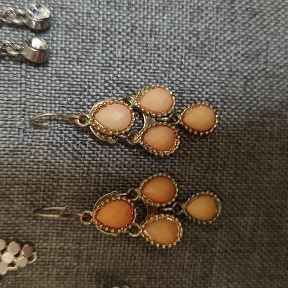 Fibe Pair Of Vintage Pierced Earrings - Picture 2 of 6